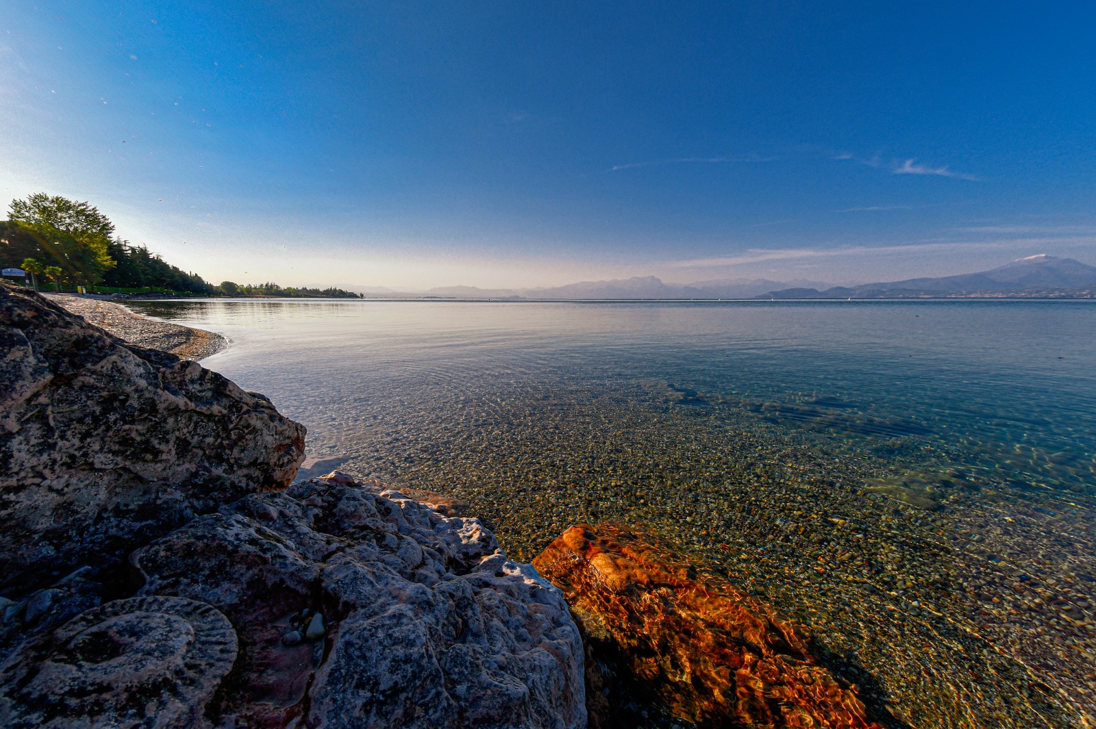La trasparenza delle acque del Lago di Garda