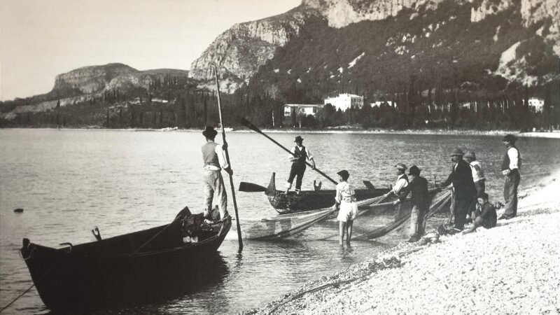 Asini, aratri, vanghe e reti…i pescatori gardesani e la frega delle Alborelle.