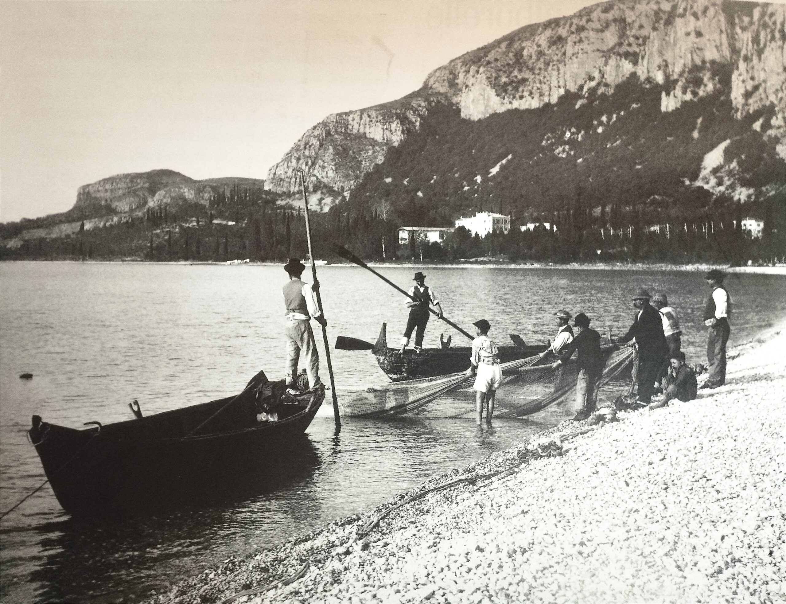 Asini, aratri, vanghe e reti…i pescatori gardesani e la frega delle Alborelle.